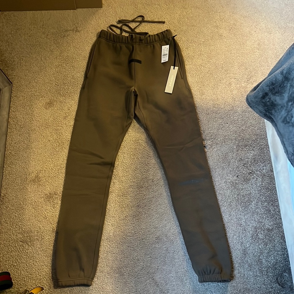 Fear of god essentials sweat pants in color “Harvest” size xxsml